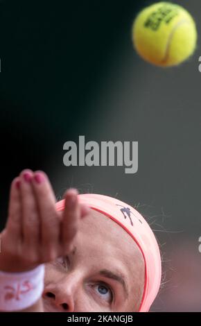 Svetlana Kuznetsova von Russland dient gegen Caroline Wozniacki von Dänemark während der vierten Runde bei Roland Garros Grand Slam Turnier - Tag 8 am 4. Juni 2017 in Paris, Frankreich. (Foto von Robert Szaniszló/NurPhoto) *** Bitte nutzen Sie die Gutschrift aus dem Kreditfeld *** Stockfoto