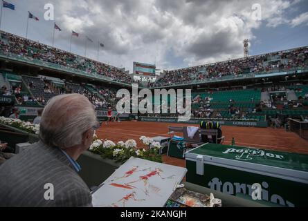 Caroline Wozniacki von Dänemark gibt den Ball an Svetlana Kuznetsova von Russland während der vierten Runde bei Roland Garros Grand Slam Turnier - Tag 8 am 4. Juni 2017 in Paris, Frankreich. (Foto von Robert Szaniszló/NurPhoto) *** Bitte nutzen Sie die Gutschrift aus dem Kreditfeld *** Stockfoto