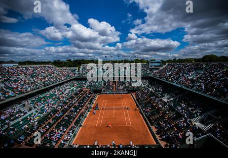 Caroline Wozniacki von Dänemark gibt den Ball an Svetlana Kuznetsova von Russland während der vierten Runde bei Roland Garros Grand Slam Turnier - Tag 8 am 4. Juni 2017 in Paris, Frankreich. (Foto von Robert Szaniszló/NurPhoto) *** Bitte nutzen Sie die Gutschrift aus dem Kreditfeld *** Stockfoto