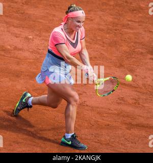 Svetlana Kuznetsova von Russland gibt den Ball an Caroline Wozniacki von Dänemark während der vierten Runde bei Roland Garros Grand Slam Turnier - Tag 8 am 4. Juni 2017 in Paris, Frankreich. (Foto von Robert Szaniszló/NurPhoto) *** Bitte nutzen Sie die Gutschrift aus dem Kreditfeld *** Stockfoto