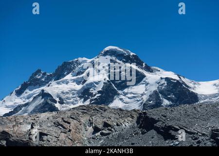 Der Blick auf die schneebedeckten Gipfel des Breithorn-Gebirges von Hoernlihuette, Wallis, Schweiz Stockfoto