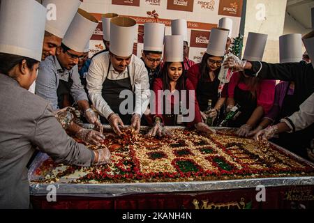 Kalkutta, Indien. 02.. November 2022. Kuchen Mischen Zeremonie, eine große Anzahl von Menschen teilnehmen, um Kuchen Zutaten zusammen zu mischen. Menschen aus allen Gesellschaftsschichten kommen zusammen, um die Weihnachtszeit einzuläuten und gemeinsam mit der christlichen Gemeinschaft zu feiern. Das Mischen von Kuchen ist keine zeitgenössische Praxis, sondern eine alte, die im 17.. Jahrhundert begann. (Foto: Sudip Chanda/Pacific Press/Sipa USA) Quelle: SIPA USA/Alamy Live News Stockfoto