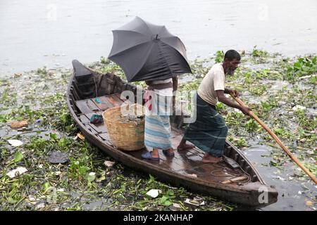 Ein Bootsmann fährt mit seinem Passagier in das verschmutzte Wasser am Ufer von Buriganga am Vorabend des Weltumwelttages in Dhaka, Bangladesch, am 05. Juni 2017. Ein großer Teil des Flusses Buriganga, der die Lebensader der Hauptstadt ist, ist pechschwarz geworden, da giftige Abfälle, Öl und Chemikalien aus Industrieanlagen in ihn strömen. Das Wasser wurde extrem verschmutzt und stellt eine Gesundheitsgefahr für die Flussbettsgemeinden dar. (Foto von Monirul Alam/NurPhoto) *** Bitte nutzen Sie die Gutschrift aus dem Kreditfeld *** Stockfoto