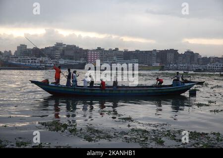 Ein Bootsmann fährt mit seinem Passagier in das verschmutzte Wasser am Ufer von Buriganga am Vorabend des Weltumwelttages in Dhaka, Bangladesch, am 05. Juni 2017. Ein großer Teil des Flusses Buriganga, der die Lebensader der Hauptstadt ist, ist pechschwarz geworden, da giftige Abfälle, Öl und Chemikalien aus Industrieanlagen in ihn strömen. Das Wasser wurde extrem verschmutzt und stellt eine Gesundheitsgefahr für die Flussbettsgemeinden dar. (Foto von Monirul Alam/NurPhoto) *** Bitte nutzen Sie die Gutschrift aus dem Kreditfeld *** Stockfoto