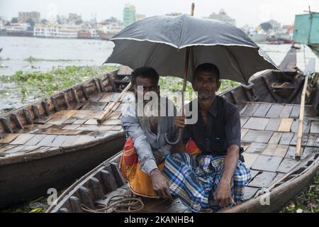 Am Vorabend des Weltumwelttages in Dhaka, Bangladesch, am 05. Juni 2017, sitzt ein Bootsmann auf dem Boot und wartet auf Passagiere in der Nähe des Flussufers von Buriganga. Ein großer Teil des Flusses Buriganga, der die Lebensader der Hauptstadt ist, ist pechschwarz geworden, da giftige Abfälle, Öl und Chemikalien aus Industrieanlagen in ihn strömen. Das Wasser wurde extrem verschmutzt und stellt eine Gesundheitsgefahr für die Flussbettsgemeinden dar. (Foto von Monirul Alam/NurPhoto) *** Bitte nutzen Sie die Gutschrift aus dem Kreditfeld *** Stockfoto