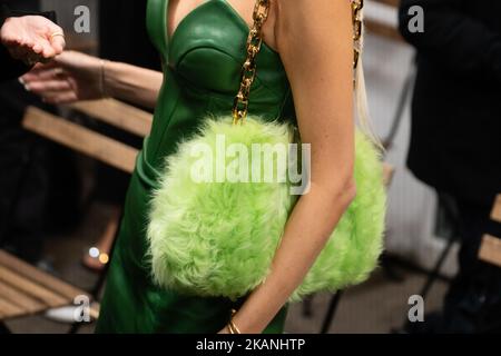 Mailand, Italien - 24. September 2022: Frau trägt Kunstpelz grün lime Handtasche, Street-Stil Stockfoto