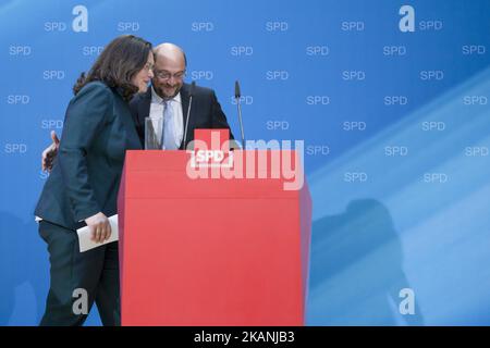 Der Vorsitzende und Kanzlerkandidat der Sozialdemokratischen Partei (SPD) Martin Schulz und die Bundesministerin für Arbeit und Soziales Andrea Nahles verlassen eine Pressekonferenz, um am 7. Juni 2017 in der SPD-Zentrale Willy-Brandt-Haus in Berlin Vorschläge für die Rentenpolitik vorzustellen. (Foto von Emmanuele Contini/NurPhoto) *** Bitte benutzen Sie die Gutschrift aus dem Kreditfeld *** Stockfoto