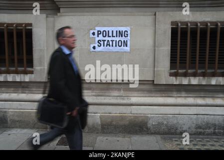 Ein Wahllokal wird am 8. Juni 2017 in Westminster, London, gesehen, als Großbritannien Parlamentswahlen abhält. Da am Donnerstag in ganz Großbritannien Wahllokale eröffnet werden, zeigen Meinungsumfragen, dass das Ergebnis der Parlamentswahlen viel enger ausfallen könnte, als es bei der Ankündigung der Wahl durch Premierministerin Theresa May vorhergesagt worden war. (Foto von Alberto Pezzali/NurPhoto) *** Bitte nutzen Sie die Gutschrift aus dem Kreditfeld *** Stockfoto