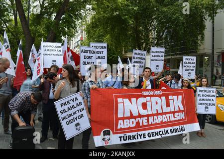 Linke Studenten versammelten sich am 8. Juni 2017 auf dem Luftwaffenstützpunkt Incirlik in Ankara, Türkei, um gegen die USA und ihre Armee zu protestieren. (Foto von Altan Gocher/NurPhoto) *** Bitte benutzen Sie die Gutschrift aus dem Kreditfeld *** Stockfoto