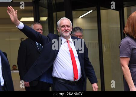 Der Labour-Vorsitzende Jeremy Corbyn verlässt am 9. Juni 2017 das Labour-Hauptquartier in London. Nachdem Premierminister Theresa May eine Schnellwahl einberufen hatte, ging das Vereinigte Königreich an die Urnen. Die hart umkämpften Wahlen haben es versäumt, eine klare Mehrheit zu gewinnen, und es wurde ein abgehängtes parlament erklärt. (Foto von Alberto Pezzali/NurPhoto) *** Bitte nutzen Sie die Gutschrift aus dem Kreditfeld *** Stockfoto