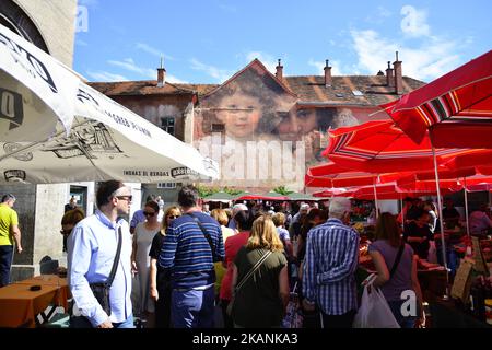 Julien de Casabianca machte am 10. Juni 2017 in Zagreb, Kroatien, eine Wandmalerei auf dem legendären Dolac-Markt, inspiriert vom Bild des berühmten kroatischen Malers Vlaho Bukovac, „Mein Nest“. (Foto von Alen Gurovic/NurPhoto) *** Bitte nutzen Sie die Gutschrift aus dem Kreditfeld *** Stockfoto