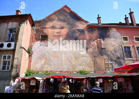 Julien de Casabianca machte am 10. Juni 2017 in Zagreb, Kroatien, eine Wandmalerei auf dem legendären Dolac-Markt, inspiriert vom Bild des berühmten kroatischen Malers Vlaho Bukovac, „Mein Nest“. (Foto von Alen Gurovic/NurPhoto) *** Bitte nutzen Sie die Gutschrift aus dem Kreditfeld *** Stockfoto