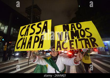 Demonstranten protestieren in SP gegen die Entscheidung der TSE auf der Dilma-Temer-Platte. Die Gruppe schamte Kritiker des Ministers Gilmar Mendes, des Präsidenten des Gerichts und verantwortlich für das Votum von minerva, das den Prozess definierte. Eine Gruppe von Demonstranten protestierte gestern Abend (9) auf der Avenida Paulista in São Paulo gegen die Entscheidung des Obersten Wahlgerichts, die die Kassation der Dilma-Temer-Platte ablehnte. Demonstranten trugen brasilianische Fahnen und Banner, die Minister Gilmar Mendes, Präsident der TSE und verantwortlich für die Abstimmung von minerva, die das Ergebnis des Prozesses definiert kritisierten. Th Stockfoto
