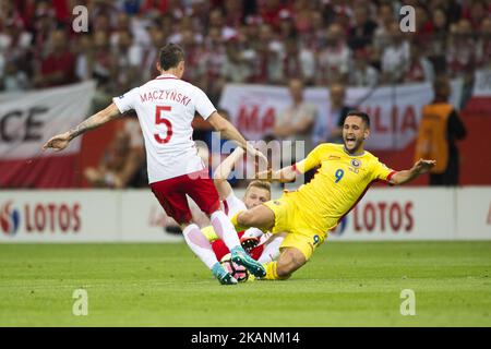 Florin Andone aus Rumänien wurde von Krzysztof Maczynski und Jakub Blaszczykowski aus Polen während des FIFA World Cup 2018 Qualifying Group E-Spiels zwischen Polen und Rumänien am 10. Juni 2017 im PGE-Nationalstadion in Warschau, Polen, angegangen (Foto: Andrew Surma/NurPhoto) *** Bitte benutzen Sie die Gutschrift aus dem Credit Field *** Stockfoto