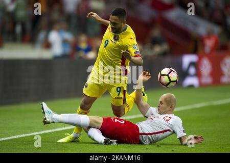 Florin Andone aus Rumänien wurde vom polnischen Michal Pazdan während des FIFA World Cup 2018 Qualifying Group E-Spiels zwischen Polen und Rumänien am 10. Juni 2017 im PGE-Nationalstadion in Warschau, Polen, angegangen (Foto von Andrew Surma/NurPhoto) *** Bitte benutzen Sie die Gutschrift aus dem Credit Field *** Stockfoto