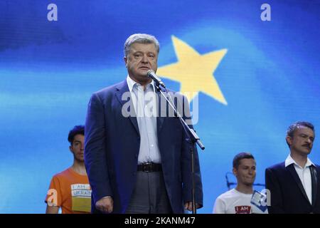 Der ukrainische Präsident Petro Poroschenko spricht auf dem Europäischen Platz in Kiew, Ukraine, am 10. Juni 2017, bei einem Konzert zur Abschaffung der EU-Visa für ukrainische Bürger. (Foto von STR/NurPhoto) *** Bitte nutzen Sie die Gutschrift aus dem Kreditfeld *** Stockfoto