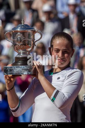 Jelena Ostapenko aus Lettland mit der Trophäe während der Siegerehrung nach dem Frauenfinale beim Roland Garros Grand Slam Turnier - Tag 14 am 10. Juni 2017 in Paris, Frankreich. (Foto von Robert Szaniszló/NurPhoto) *** Bitte nutzen Sie die Gutschrift aus dem Kreditfeld *** Stockfoto