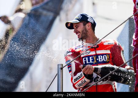 04 Andrea Dovicioso aus Italien vom Ducati Team (Ducati) feiert den Sieg auf dem Podium mit freixenet Cava beim Monter Energy Catalonia Grand Prix am 11. Juni 2017 auf dem Circuit de Barcelona-Catalunya. (Foto von Xavier Bonilla/NurPhoto) *** Bitte nutzen Sie die Gutschrift aus dem Kreditfeld *** Stockfoto