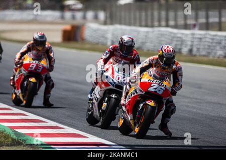 26 Dani Pedrosa aus Spanien vom Repsol Honda Team (Honda) an der Spitze der Gruppe vor 04 Andrea Dovicioso aus Italien vom Ducati Team (Ducati) und 93 Marc Marquez aus Spanien vom Repsol Honda Team (Honda) während des Monter Energy Catalonia Grand Prix, Am Circuit de Barcelona-Catalunya am 11. Juni 2017. (Foto von Xavier Bonilla/NurPhoto) *** Bitte nutzen Sie die Gutschrift aus dem Kreditfeld *** Stockfoto