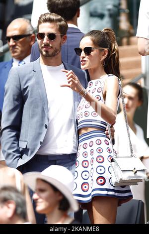 Das brasilianische Model Izabel Goulart und der deutsche Fußballspieler Kevin Trapp (R) nehmen am letzten Tennismatch zwischen dem spanischen Rafael Nadal und dem Schweizer Stanislas Wawrinka bei den Roland Garros 2017 French Open am 11. Juni 2017 in Paris Teil (Foto: Mehdi Taamallah/NurPhoto) *** Bitte nutzen Sie die Gutschrift aus dem Credit Field *** Stockfoto