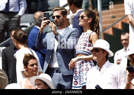 Das brasilianische Model Izabel Goulart und der deutsche Fußballspieler Kevin Trapp (L) schauen sich ihre Handys an, während sie am letzten Tennisspiel zwischen dem spanischen Rafael Nadal und dem Schweizer Stanislas Wawrinka bei den Roland Garros 2017 French Open am 11. Juni 2017 in Paris teilnehmen (Foto: Mehdi Taamallah/NurPhoto) *** Bitte verwenden Sie Credit from Credit Field *** Stockfoto