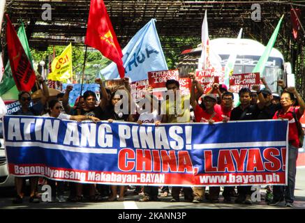 Demonstranten marschieren am Montag, den 12. Juni 2017, während einer Kundgebung zum philippinischen Unabhängigkeitstag 119. im Finanzviertel von Makati City, südlich von Manila, Philippinen, auf das chinesische Konsulat zu. Die Demonstranten wollen die chinesischen Seestreitkräfte und ihre Einrichtungen aus dem Südchinesischen Meer heraus. (Foto von Richard James Mendoza/NurPhoto) *** Bitte nutzen Sie die Gutschrift aus dem Kreditfeld *** Stockfoto