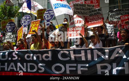 Demonstranten erheben geballte Fäuste während einer Kundgebung anlässlich des philippinischen Unabhängigkeitstages 119. vor dem chinesischen Konsulat im Finanzviertel von Makati City, südlich von Manila, Philippinen, am Montag, den 12. Juni 2017. Die Demonstranten wollen die chinesischen Seestreitkräfte und ihre Einrichtungen aus dem Südchinesischen Meer heraus. (Foto von Richard James Mendoza/NurPhoto) *** Bitte nutzen Sie die Gutschrift aus dem Kreditfeld *** Stockfoto