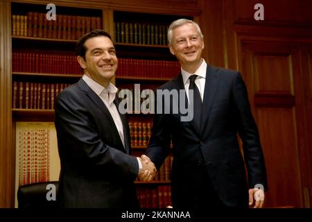 Der griechische Premierminister Alexis Tsipras begrüßt am 12. Juni 2017 den französischen Wirtschaftsminister Bruno Le Maire (R) im Herrenhaus Maximos in Athen (Foto: Panayotis Tzamaros/NurPhoto) *** Bitte benutzen Sie das Credit-Feld *** Stockfoto