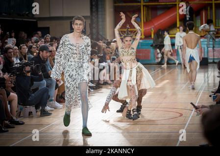 Ein Model läuft auf der Vivienne Westwood Show während der London Fashion Week Men's June 2017 collections, London, am 12. Juni 2017, über den Laufsteg. Vivienne Westwood, die legendäre britische Modedesignerin Vivienne Westwood, kämpft seit vielen Jahren gegen den Klimawandel, die Umwelt und mehr Nachhaltigkeit in der Modewelt. (Foto von Alberto Pezzali/NurPhoto) *** Bitte nutzen Sie die Gutschrift aus dem Kreditfeld *** Stockfoto