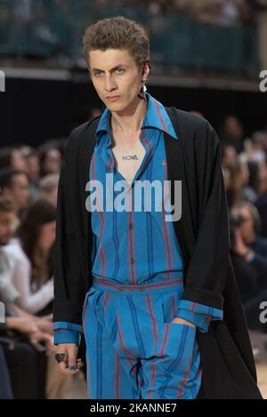 Ein Model läuft auf der Vivienne Westwood Show während der London Fashion Week Men's June 2017 collections, London, am 12. Juni 2017, über den Laufsteg. Vivienne Westwood, die legendäre britische Modedesignerin Vivienne Westwood, kämpft seit vielen Jahren gegen den Klimawandel, die Umwelt und mehr Nachhaltigkeit in der Modewelt. (Foto von Alberto Pezzali/NurPhoto) *** Bitte nutzen Sie die Gutschrift aus dem Kreditfeld *** Stockfoto