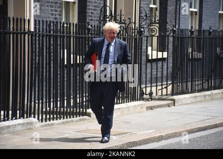 Der Minister für auswärtige Angelegenheiten und Commonwealth-Fragen Boris Johnson verlässt die Downing Street am 13. Juni 2017 in London, Großbritannien. Die Premierministerin hat ihr Kabinett nach den vorgezogenen Parlamentswahlen neu gemischt, die es versäumt haben, eine klare Gesamtmehrheitsgewinnerin zurückzugeben. Theresa May wird sich heute mit dem Vorsitzenden der Demokratischen Unionistischen Partei in Nordirland, Arlene Foster, treffen, in der Hoffnung, eine Vereinbarung zur Bildung einer Minderheitsregierung zu treffen. (Foto von Alberto Pezzali/NurPhoto) *** Bitte nutzen Sie die Gutschrift aus dem Kreditfeld *** Stockfoto