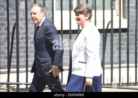 Der Vorsitzende der DUP, Arlene Foster (L), und der Abgeordnete Nigel Dodds, treffen am 13. Juni 2017 in London, England, in der Downing Street 10 ein. Die Gespräche zwischen der DUP und der konservativen Partei werden nach den Parlamentswahlen in Großbritannien fortgesetzt, da Premierministerin Theresa May mit Hilfe der zehn Sitze der Partei der Demokratischen Unionisten in Westminster eine Regierung bilden wird. (Foto von Alberto Pezzali/NurPhoto) *** Bitte nutzen Sie die Gutschrift aus dem Kreditfeld *** Stockfoto