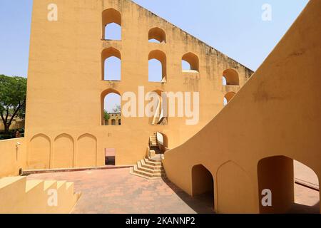 Ein Blick auf das historische Jantar Mantar Denkmal in Jaipur, Rajasthan, Indien , 14 Juni, 2017. Jantar Mantra Monument ist eine Sammlung von neunzehn architektonischen astronomischen Instrumenten, die vom Rajput King 'Sawai Jai Singh II gebaut und im Jahr 1734 n. Chr. fertiggestellt wurden.Es verfügt über die größte steinerne Sonnenuhr der Welt und ist ein UNESCO-Weltkulturerbe. (Foto von Vishal Bhatnagar/NurPhoto) *** Bitte nutzen Sie die Gutschrift aus dem Kreditfeld *** Stockfoto