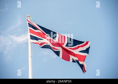 Am 15. Juni 2017 wird vor der Downing Street, London, eine Unionsflagge gesehen. Premierministerin Theresa May wird heute eine Reihe von Treffen mit den wichtigsten nordirischen politischen Parteien abhalten, um die wachsenden Bedenken über einen Regierungsvertrag mit der DUP im Gefolge der britischen Parlamentswahlen zu zerstreuen. (Foto von Alberto Pezzali/NurPhoto) *** Bitte nutzen Sie die Gutschrift aus dem Kreditfeld *** Stockfoto