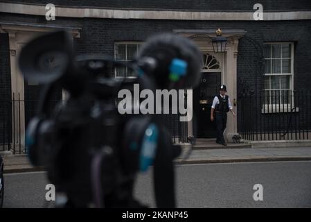 Am 15. Juni 2017 wird ein Camcorder vor der Downing Street, London, gesehen. Premierministerin Theresa May wird heute eine Reihe von Treffen mit den wichtigsten nordirischen politischen Parteien abhalten, um die wachsenden Bedenken über einen Regierungsvertrag mit der DUP im Gefolge der britischen Parlamentswahlen zu zerstreuen. (Foto von Alberto Pezzali/NurPhoto) *** Bitte nutzen Sie die Gutschrift aus dem Kreditfeld *** Stockfoto