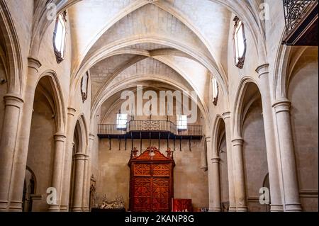 Innenraum der Basilika Santa Maria Katholische Kirche. Symmetrische Ansicht der Rückwand, die dem Altar gegenüberliegende Stockfoto