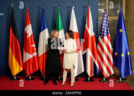 Münster, Deutschland. 03. November 2022, Nordrhein-Westfalen, Münster: Annalena Baerbock (Bündnis 90/die Grünen), Außenministerin, begrüßt Kanadas Außenministerin, Frau Melie Joly (l.), zur ersten Arbeitssitzung während des Treffens der G7 Außenminister. Foto: Martin Meissner/POOL AP/dpa Stockfoto