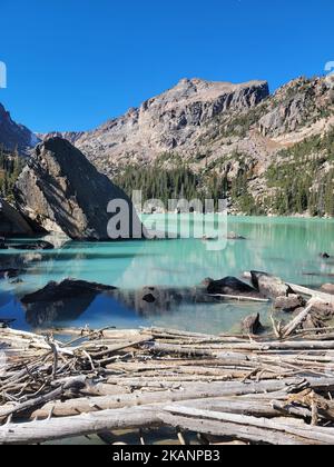 Eine Vertikale des Haiyaha-Sees, umgeben von Felsen im Rocky Mountain National Park. Stockfoto