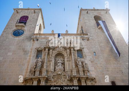 Fassade der Basilika Santa Maria Katholische Kirche. Symmetrische Ansicht der mittelalterlichen Mauer mit Sonnenstrahlen, die von hinten eintreten Stockfoto