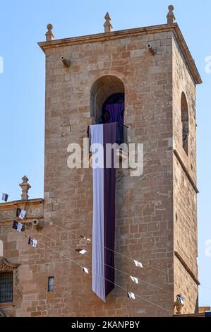 Fassade der Basilika Santa Maria Katholische Kirche. Symmetrische Ansicht der mittelalterlichen Mauer mit Sonnenstrahlen, die von hinten eintreten Stockfoto