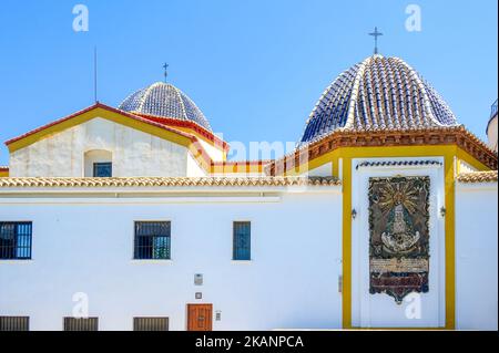 Fassade und Kuppeln der Kirche St. James und St. Anne. Das katholische Gebäude in der Altstadt ist eine Touristenattraktion Stockfoto