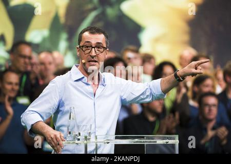 Co-Chef und Spitzenkandidat der Grünen (Buendnis 90/die Grünen) für die Bundestagswahl Cem Oezdemir spricht während des Bundeskongresses am 16. Juni 2017 im Velodrom in Berlin. (Foto von Emmanuele Contini/NurPhoto) *** Bitte benutzen Sie die Gutschrift aus dem Kreditfeld *** Stockfoto