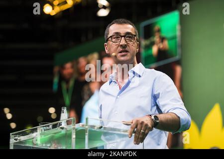 Co-Chef und Spitzenkandidat der Grünen (Buendnis 90/die Grünen) für die Bundestagswahl Cem Oezdemir spricht während des Bundeskongresses am 16. Juni 2017 im Velodrom in Berlin. (Foto von Emmanuele Contini/NurPhoto) *** Bitte benutzen Sie die Gutschrift aus dem Kreditfeld *** Stockfoto