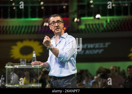 Co-Chef und Spitzenkandidat der Grünen (Buendnis 90/die Grünen) für die Bundestagswahl Cem Oezdemir spricht während des Bundeskongresses am 16. Juni 2017 im Velodrom in Berlin. (Foto von Emmanuele Contini/NurPhoto) *** Bitte benutzen Sie die Gutschrift aus dem Kreditfeld *** Stockfoto