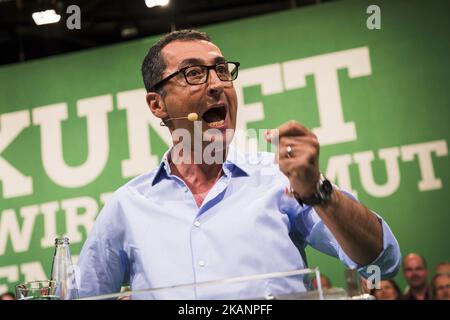 Co-Chef und Spitzenkandidat der Grünen (Buendnis 90/die Grünen) für die Bundestagswahl Cem Oezdemir spricht während des Bundeskongresses am 16. Juni 2017 im Velodrom in Berlin. (Foto von Emmanuele Contini/NurPhoto) *** Bitte benutzen Sie die Gutschrift aus dem Kreditfeld *** Stockfoto