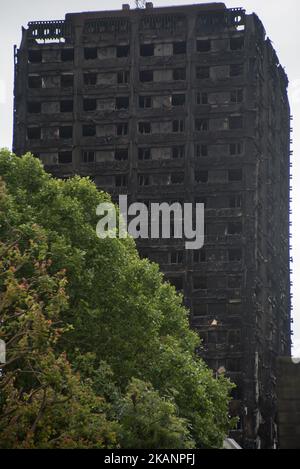 Ein Blick auf die Überreste des 24-stöckigen Grenfell Tower Blocks, der am 16. Juni 2017 von einem Feuer entkuttet wurde. Die Maut des Blockfeuers im Grenfell Tower ist auf mindestens 30 Tote gestiegen und die Flammen sind nun gelöscht worden, teilte die Metropolitan Police mit. (Foto von Alberto Pezzali/NurPhoto) *** Bitte nutzen Sie die Gutschrift aus dem Kreditfeld *** Stockfoto