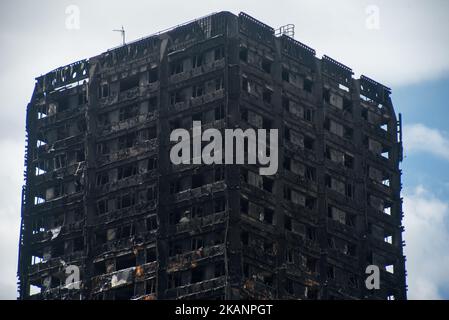 Ein Blick auf die Überreste des 24-stöckigen Grenfell Tower Blocks, der am 16. Juni 2017 von einem Feuer entkuttet wurde. Die Maut des Blockfeuers im Grenfell Tower ist auf mindestens 30 Tote gestiegen und die Flammen sind nun gelöscht worden, teilte die Metropolitan Police mit. (Foto von Alberto Pezzali/NurPhoto) *** Bitte nutzen Sie die Gutschrift aus dem Kreditfeld *** Stockfoto