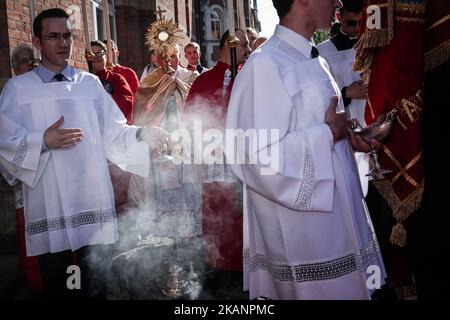 Jedes Jahr, 60 Tage nach Ostern, geht die katholische Prozession während des Fronleichnamsfestes durch die Straßen Krakaus. Traditionell nehmen Katholiken nach der Messe an einer Prozession durch die Straßen eines Viertels in der Nähe ihrer Pfarrei Teil. Die Eucharistie, auch als Allerheiligtes Sakrament bekannt, wird in einer Monstranz, einem Ostensorium, platziert und wird während der Prozession von einem Mitglied des Klerus hochgehalten. Nach der Prozession kehren die Gemeindemitglieder zur Segnung in die Kirche zurück. Fronleichnam ist ein Feiertag in Polen. Am Donnerstag, den 15. Juni 2017, in Krakau, Polen (Foto: Jakub Wlodek/NurP Stockfoto