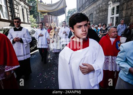 Jedes Jahr, 60 Tage nach Ostern, geht die katholische Prozession während des Fronleichnamsfestes durch die Straßen Krakaus. Traditionell nehmen Katholiken nach der Messe an einer Prozession durch die Straßen eines Viertels in der Nähe ihrer Pfarrei Teil. Die Eucharistie, auch als Allerheiligtes Sakrament bekannt, wird in einer Monstranz, einem Ostensorium, platziert und wird während der Prozession von einem Mitglied des Klerus hochgehalten. Nach der Prozession kehren die Gemeindemitglieder zur Segnung in die Kirche zurück. Fronleichnam ist ein Feiertag in Polen. Am Donnerstag, den 15. Juni 2017, in Krakau, Polen (Foto: Jakub Wlodek/NurP Stockfoto