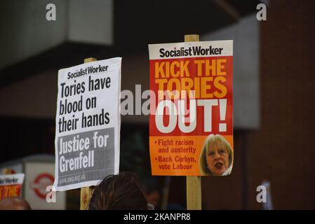 Nach dem Brand des Grenfell Tower Blocks in London am 16. Juni 2017 findet in Kensington und Chelsea Town Hall ein Protest statt. Die Demonstranten versammelten sich vor dem Rathaus von Kensington und Chelsea, um Gerechtigkeit für die vom Feuer betroffenen Personen zu fordern, das den Grenfell Tower entgifte. Nothelfer suchten weiterhin nach Leichen und warnten, dass sie möglicherweise nie in der Lage sein könnten, einige der Opfer zu identifizieren. (Foto von Alberto Pezzali/NurPhoto) *** Bitte nutzen Sie die Gutschrift aus dem Kreditfeld *** Stockfoto